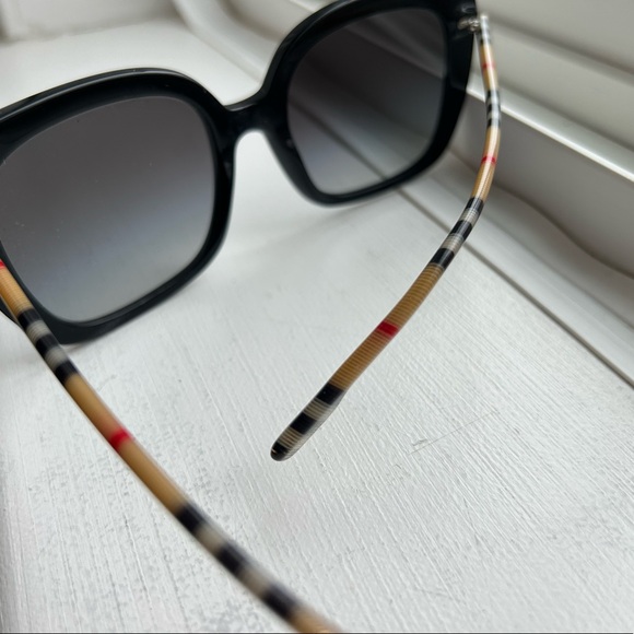 Burberry sunglasses - Picture 2 of 4